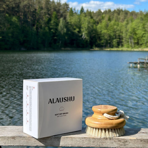 ALAUSHU® Švelnus kūno šepetys sausam kūno masažui. Nuotrauka gamtoje.